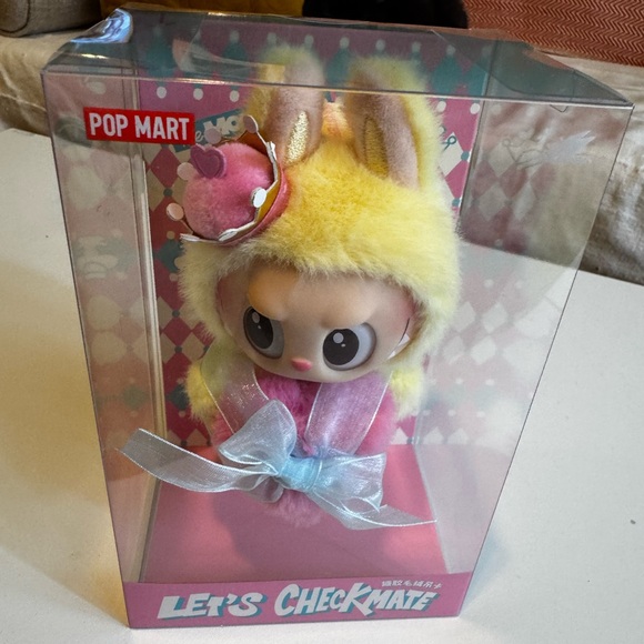 The Monsters (Labubu) Let’s Checkmate Series - Vinyl Plush Hanging Card (Queen) - Picture 2 of 6